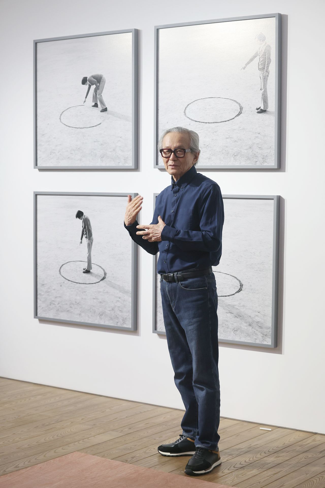 4일 서울 페이스갤러리에서 퍼포먼스 ‘장소의 논리’(뒤 사진)를 재연하는 이건용. [연합뉴스]