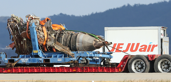 지난해 1월 4일 오후 전남 무안국제공항 참사 현장에서 로컬라이저(방위각시설) 둔덕에 파묻힌 제주항공 7C2216편의 엔진이 실린 트럭이 이동하고 있다. 뉴스1