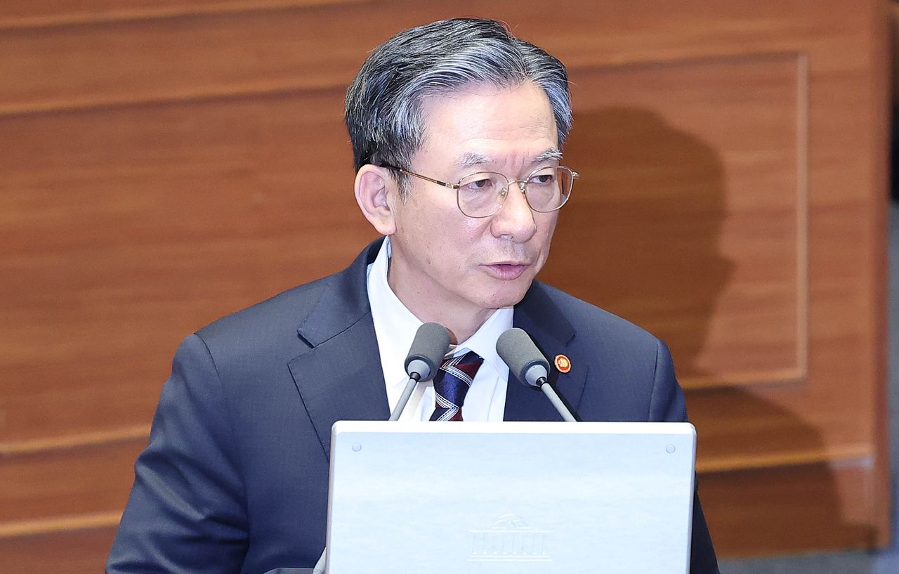 정성호 법무부 장관이 지난 9일 국회 본회의에서 열린 정치·외교·통일·안보 분야 대정부질문에서 의원들 질의에 답하고 있다. 임현동 기자