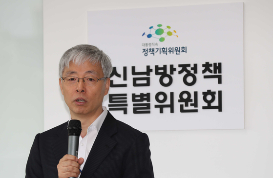 신남방정책 특별위원회 현판식이 2018년 8월 28일 서울 광화문 오피시아 빌딩에서 열렸다. 위원장인 김현철 대통령 경제보좌관이 이날 현판식이 끝난 뒤 신남방정책의 의미에 대해 설명하고 있다. 청와대사진기자단