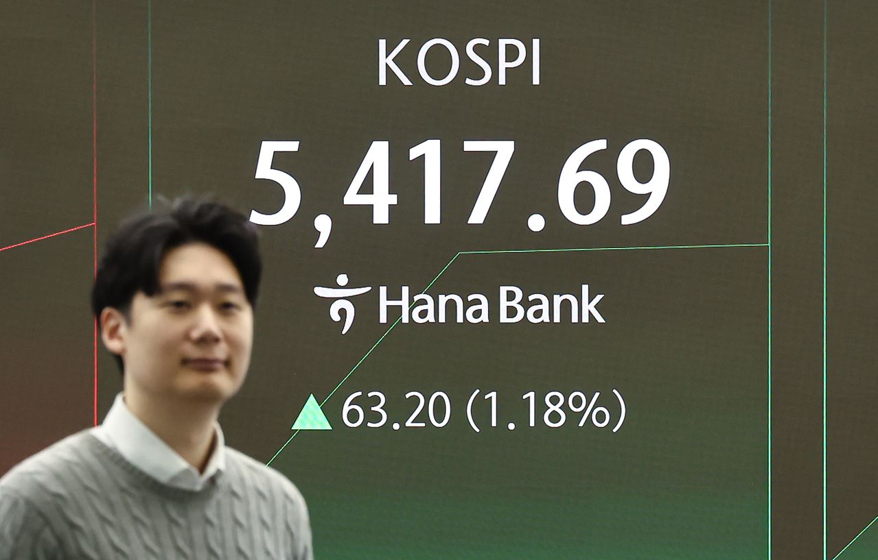 12일 서울 중구 하나은행 딜링룸 전광판에 코스피 등 시황이 표시되고 있다.  이날 코스피는 전일 대비 1.32% 상승한 5425.39, 코스닥은 0.69% 상승한 1122.55에 거래를 시작했다. 뉴스1
