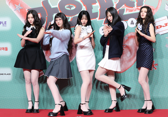 어도어와 전속계약 분쟁 중인 걸그룹 뉴진스. 1심 법원은 어도어의 손을 들어줬다. 뉴스1