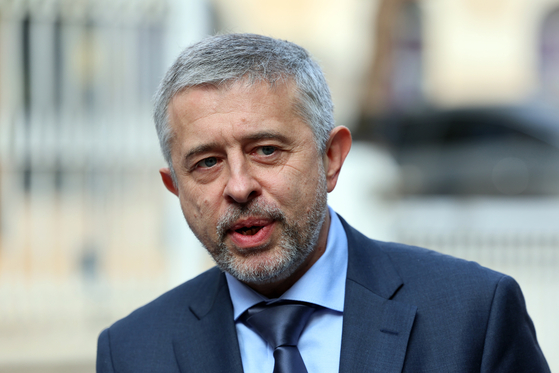 게오르기 지노비예프 주한 러시아 대사가 지난해 2월 28일(현지시간) 서울 중구 러시아대사관에서 열린 봄 맞이 '마슬레니차' 기념행사 참석 전 취재진과 인터뷰를 하고 있다.  뉴스1