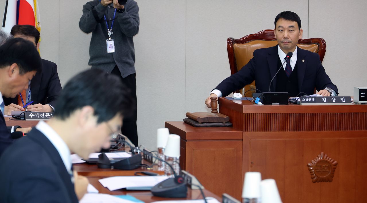 김용민 국회 법사위 법안소위 위원장이 11일 재판소원 허용법 심사 회의를 주재하고 있다. [뉴시스]