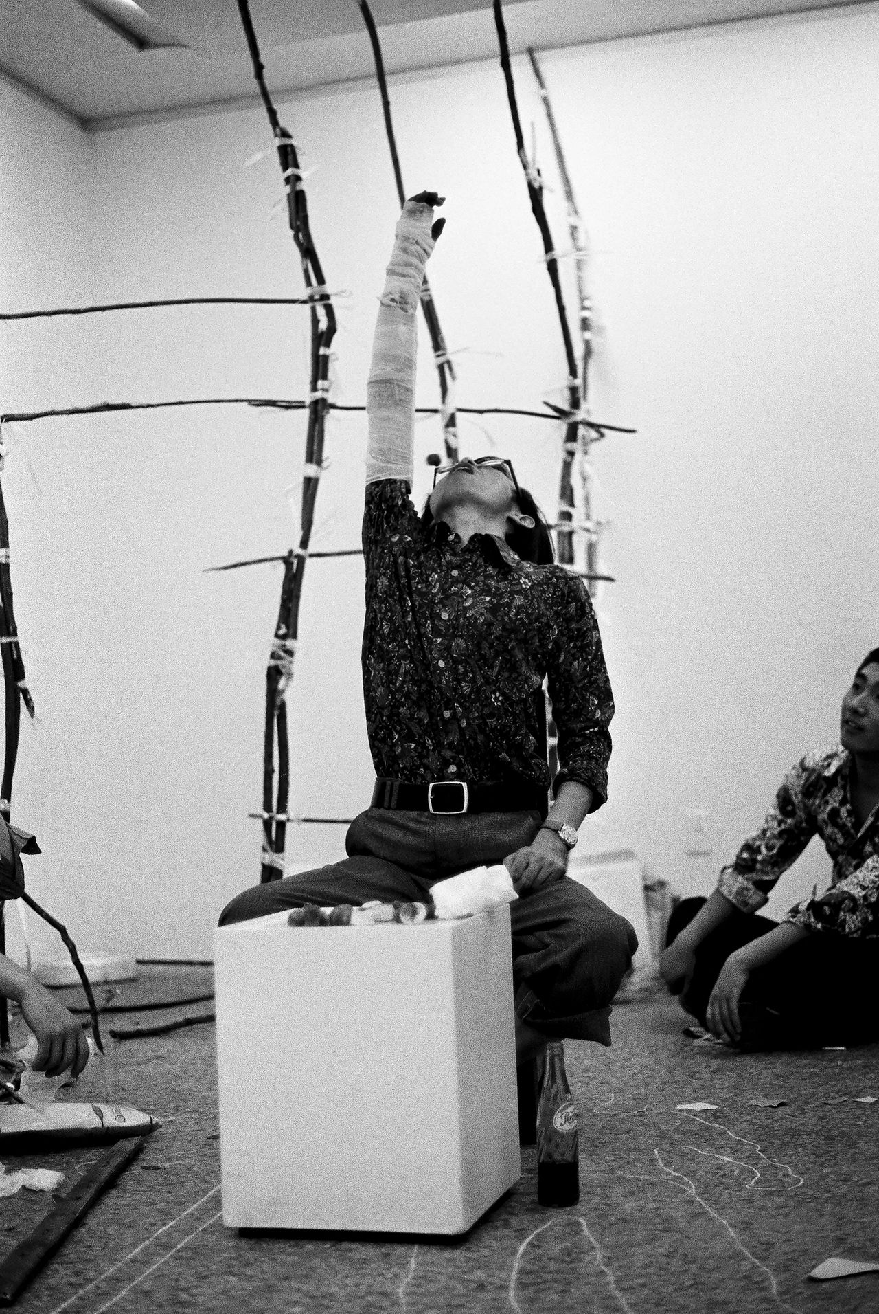 깁스해 구부러지지 않는 오른팔의 존재감을 부각한 ‘건빵 먹기’(1977) 퍼포먼스 장면. [사진 페이스갤러리]