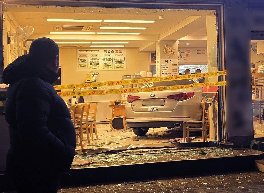12일 오후 7시 10분쯤 경기도 김포시 통진읍 도로에서 30대 운전자가 몰던 승용차가 인근 음식점으로 돌진했다. 연합뉴스