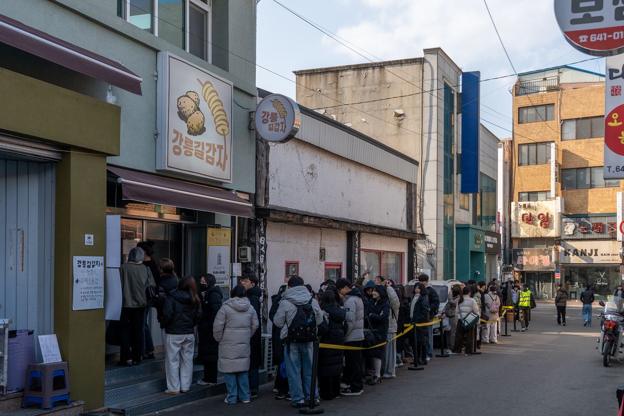 전국구 명물로 뜬 '강릉길감자'. 평일에도 1시간 이상 줄을 서야 맛볼 수 있다. 중앙시장 인근이다. 백종현 기자