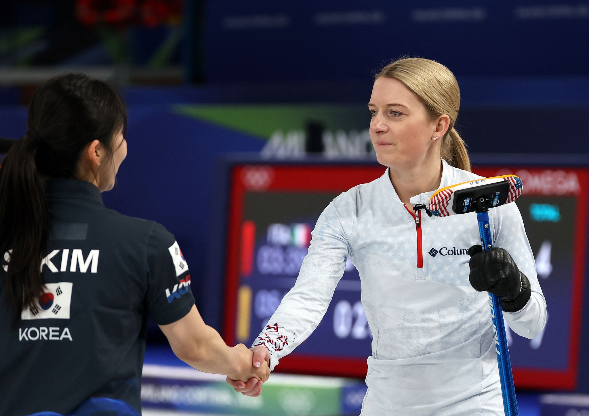 경기 후 악수를 나누는 한미 컬링 선수들. 로이터=연합뉴스