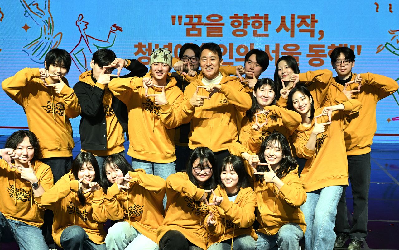 오세훈 서울시장이 서울 성북구 서울연극창작센터에서 열린 '서울 커넥트 스테이지' 개막식에서 청년예술인들과 기념촬영을 하고 있다. [사진 서울시]