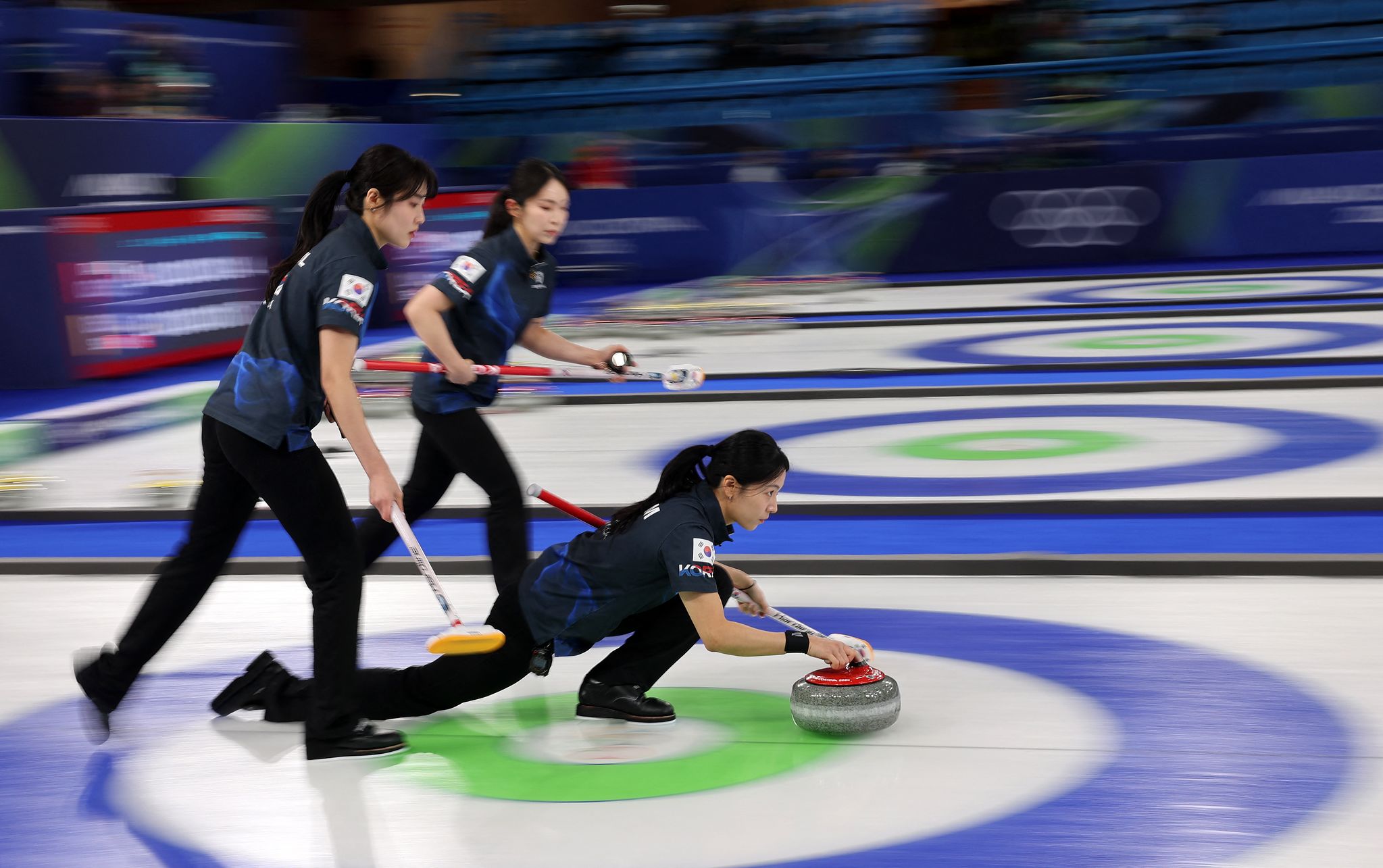 한국 여자컬링 김민지(오른쪽)가 미국과 올림픽 1차전에서 샷을 하고 있다. 로이터=연합뉴스