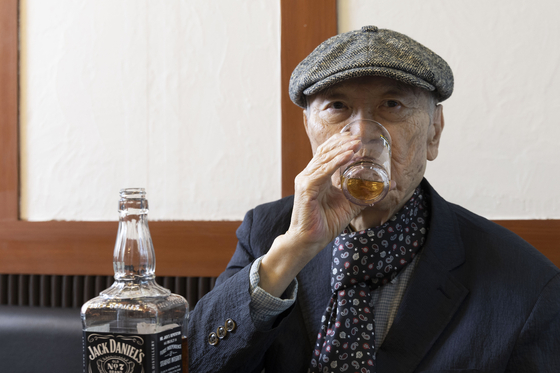 황동규 시인이 단골 돼지갈비 식당에서 위스키 한 잔을 마시고 있다. 장진영 기자