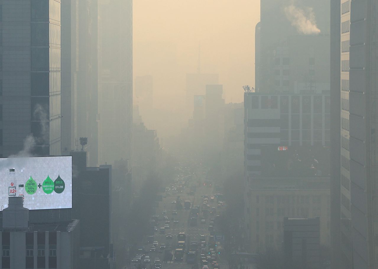 전국 대부분 지역의 미세먼지가 나쁨 수준을 보인 12일 서울 도심이 미세먼지로 뿌옇게 보이고 있다. 초미세먼지는 설 연휴인 14, 15일에도 '높음' 수준을 보이는 곳이 있겠다. [뉴스1]