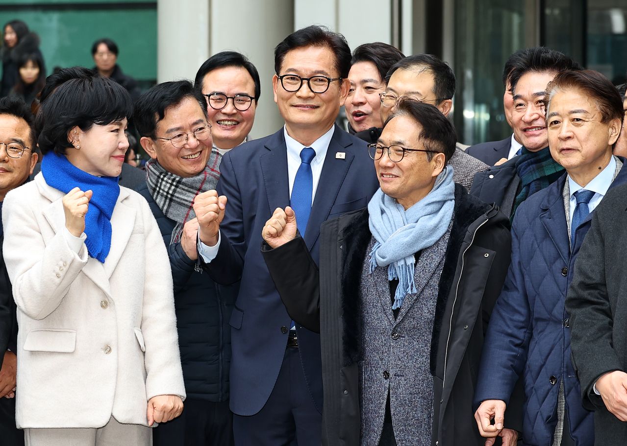 송영길(앞줄 왼쪽 세 번째) 소나무당 대표가 13일 서울 서초구 서울고등법원에서 열린 '더불어민주당 전당대회 돈봉투' 의혹 관련 2심에서 무죄를 선고 받은 뒤 기념촬영하고 있다. 뉴시스