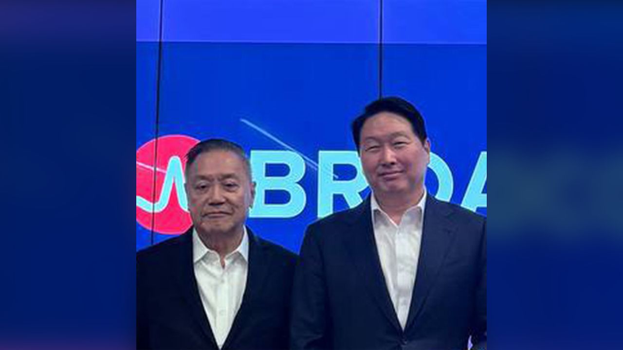 지난 6일(현지시간) 최태원 SK그룹 회장은 미국 새너제이에 위치한 브로드컴 본사에서 혹 탄 브로드컴 CEO를 만나 중장기 메모리 시장 전망과 공급 전략을 논의했다. 사진 SK하이닉스