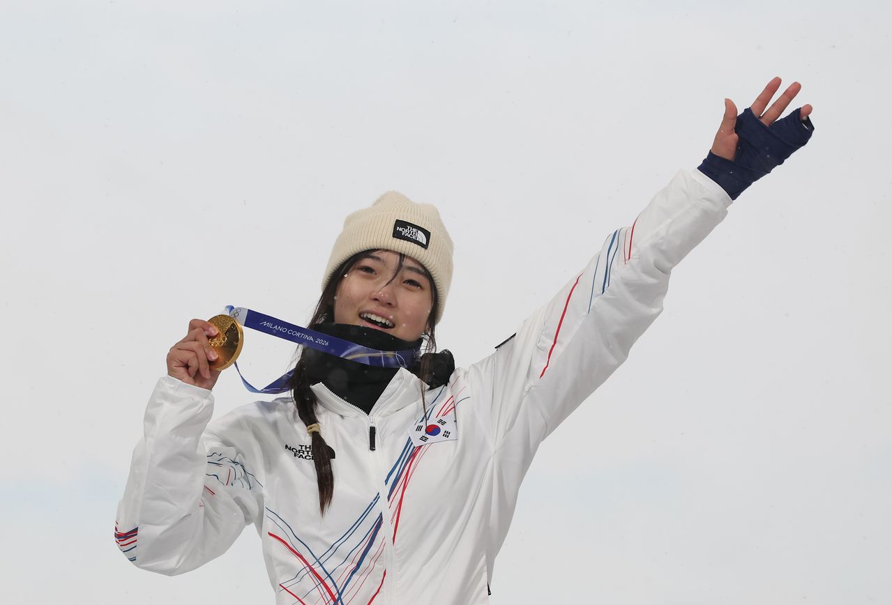 13일 이탈리아 리비뇨 스노파크에서 열린 2026 밀라노·코르티나담페초 동계올림픽 스노보드 여자 하프파이프 결승에서 우승한 최가온이 금메달을 손에 들고 미소를 짓고 있다. 연합뉴스 