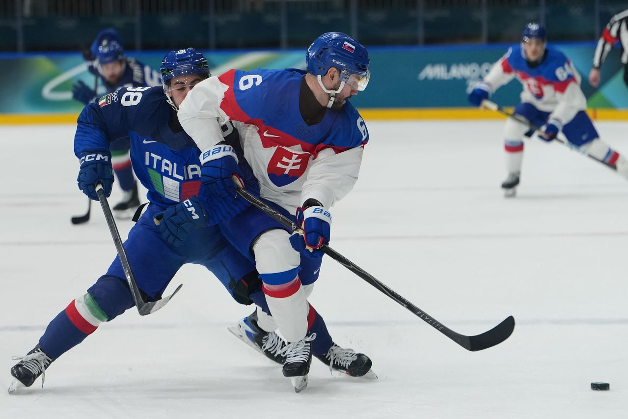 2026 밀라노·코르티나담페초 동계 올림픽에서 13일(현지시간) 이탈리아팀과 슬로바키아팀이 경기를 치르고 있다. AP=연합뉴스