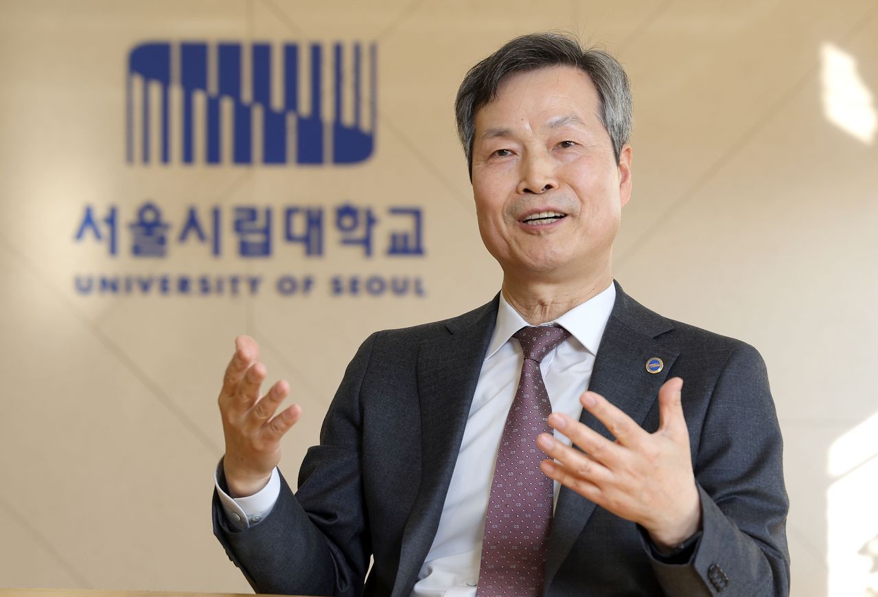 9일 서울 캠퍼스에서 만난 원용걸 서울시립대 총장은 “AI를 기반으로 다양한 분야에서 활약할 첨단융합인재를 기르겠다”고 밝혔다. 강정현 기자