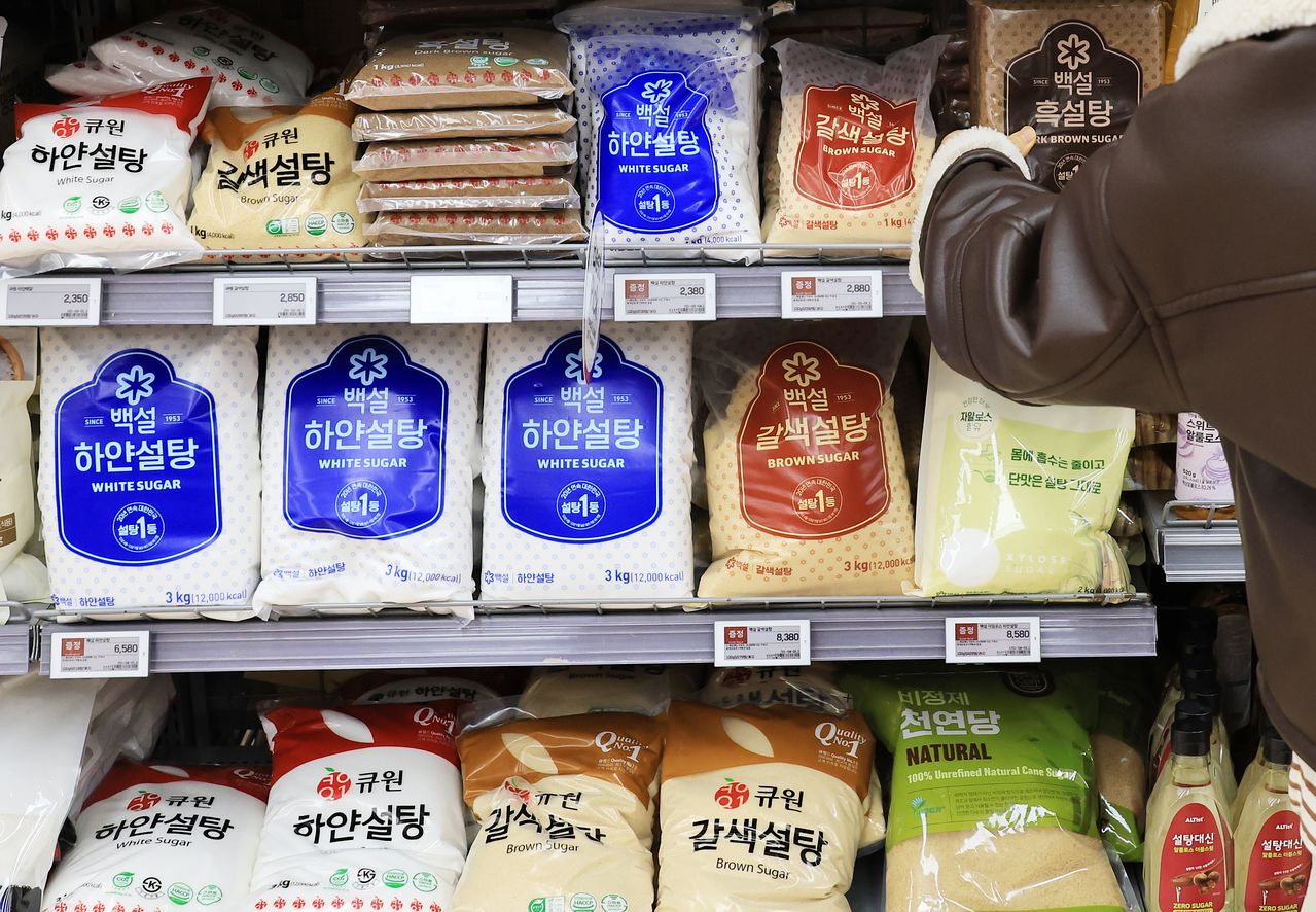 12일 서울시내 한 대형마트에서 이용객이 설탕을 고르고 있다. 이날 공정위는 “CJ제일제당·삼양사·대한제당 등 설탕 3개사가 사업자 간 거래에서 4년 여에 걸쳐 설탕 가격을 담합한 것으로 확인돼 합계 4083억1300만원의 과징금과 시정명령을 부과하기로 결정했다”고 발표했다. [연합뉴스]