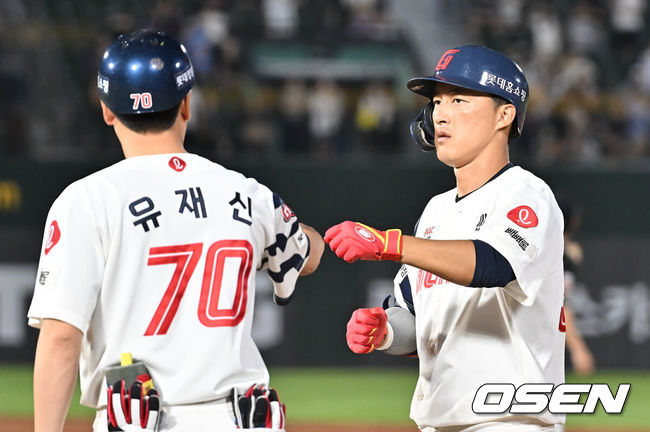 [OSEN=부산, 이석우 기자] 28일 부산 사직야구장에서 2025 신한 SOL 뱅크 KBO 리그 롯데 자이언츠와 KT 위즈의 경기가 열렸다. 홈팀 롯데는 감보아가, 방문팀 KT는 헤이수스가 선발 출전했다.롯데 자이언츠 노진혁이 연장 11회말 2사 좌익수 오른쪽 안타를 치고 하이파이브를 하고 있다. 2025.08.28 / foto0307@osen.co.kr