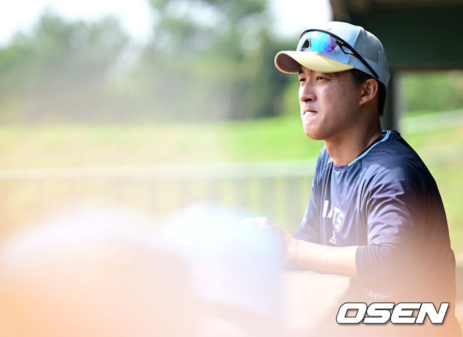 [OSEN=타이난(대만), 최규한 기자] 롯데 퓨처스 선수단이 21일(한국시간) 대만 타이난 아시아-태평양 국제야구센터에서 진행된 2025 시즌 스프링캠프에서 대만 프로야구팀 라쿠텐 몽키스와 연습경기를 가졌다.김용희 퓨처스 감독이 이끄는 선수단은 강도 높은 체력 훈련과 기술 훈련을 소화한 뒤 실전 감각을 끌어올리기 위해 대만 프로팀과9차례 연습경기를 가질 계획이다. 롯데 노진혁이 훈련을 마친 뒤 숨을 고르고 있다. 2025.02.21 / dreamer@osen.co.kr