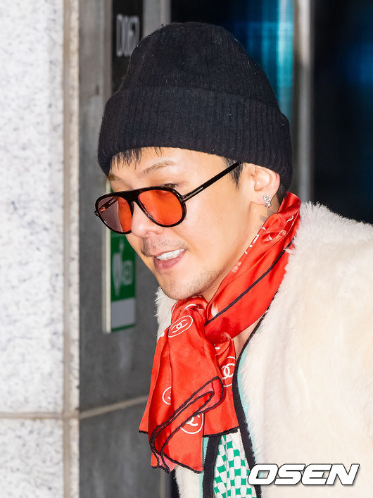[OSEN=김포공항, 박준형 기자] 가수지드래곤(G-DRAGON)이 12일 서울김포비지니스항공센터를 통해 팬미팅 참석 차 일본 요코하마로 출국했다.지드래곤은 오는 13일부터 15일까지 일본 요코하마 피아 아레나 MM(PIA ARENA MM)에서 단독 팬미팅 ‘2026 지드래곤 팸 미팅 [팸+일리 : 패밀리 : 팸 아이 러브 유]’를 개최한다. 이어 21일과 22일에는 태국 방콕 바이텍(BITEC)에서 현지 팬들과 뜨거운 만남을 이어갈 예정이다. 지드래곤이 차에서 내려 출국장으로 이동하고 있다.   2026.02.12 / soul1014@osen.co.kr