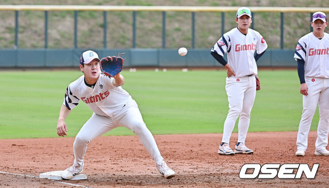 [OSEN=타이난(대만) , 이석우 기자] 프로야구 롯데 자이언츠가 1일(한국시간) 대만 타이난 아시아-태평양 국제야구센터에 스프링캠프를 차리고 구슬땀을 흘렸다.김태형 감독 등코치진과 투수20명,포수5명,내야수9명,외야수7명 등 총41명의 선수단이 1월 20일까지 1차 캠프에서 체력 강화와 기술 훈련을 치른 뒤 21일부터 3월 5일까지 일본 미야자키로 옮겨 2차 캠프에서 구춘리그에 참가해 실전 감각을 점검한다.롯데 나승엽이 3루 수비 훈련을 하고 있다. 2026.02.01 / foto0307@osen.co.kr