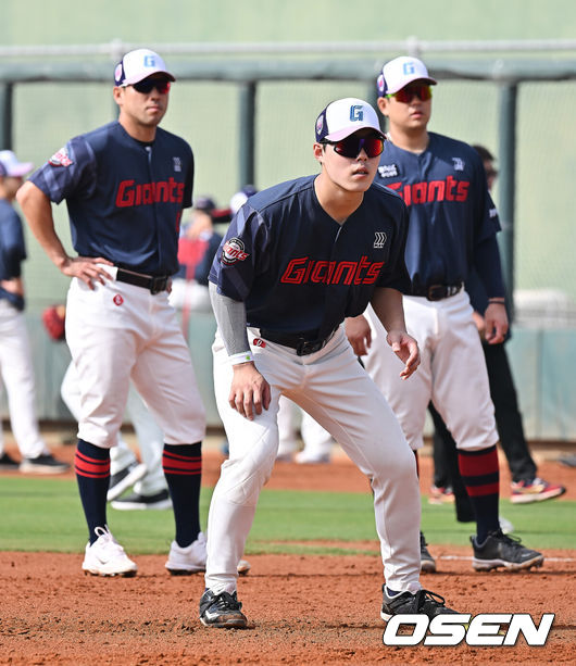 [OSEN=타이난(대만) , 이석우 기자] 프로야구 롯데 자이언츠가 31일(한국시간) 대만 타이난 아시아-태평양 국제야구센터에 스프링캠프를 차리고 구슬땀을 흘렸다.김태형 감독 등코치진과 투수20명,포수5명,내야수9명,외야수7명 등 총41명의 선수단이 1월 20일까지 1차 캠프에서 체력 강화와 기술 훈련을 치른 뒤 21일부터 3월 5일까지 일본 미야자키로 옮겨 2차 캠프에서 구춘리그에 참가해 실전 감각을 점검한다.롯데 고승민이 훈련하고 있다. 2026.01.31 / foto0307@osen.co.kr