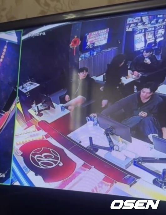 롯데 자이언츠 구단은 13일 '선수 면담 및 사실 관계 파악 결과 확인된 나승엽, 고승민, 김동혁, 김세민 선수가 해당 국가에서 불법으로 분류되어 있는 장소에 방문한 것을 확인했다'며 '이유를 불문하고 KBO와 구단 내규에 어긋나는 행위를 저지른 해당 선수 4명을 즉각 귀국 조치할 예정'이라고 공식 발표했다. 온라인 커뮤티니 캡처