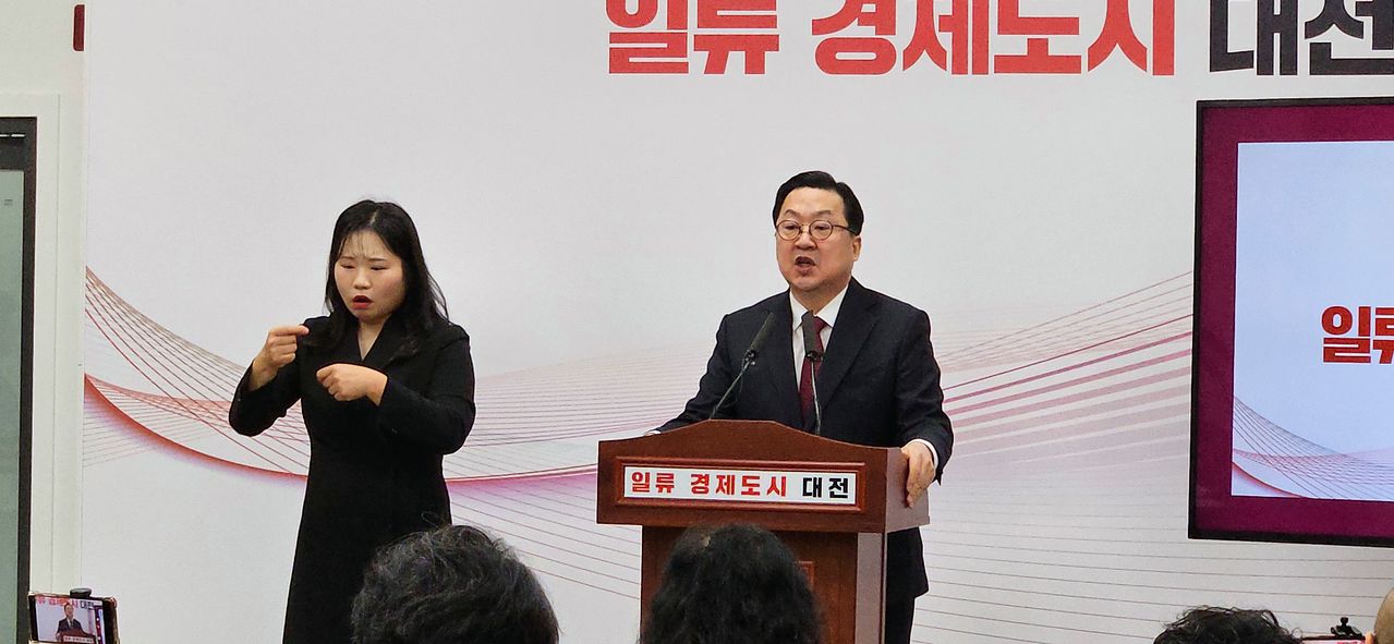 이장우 대전시장이 대전시청 브리핑룸에서 기자회견을 열고 ″졸속 행정통합을 막기위해 모든 수단을 동원해 투쟁하겠다″고 선언했다. 김방현 기자