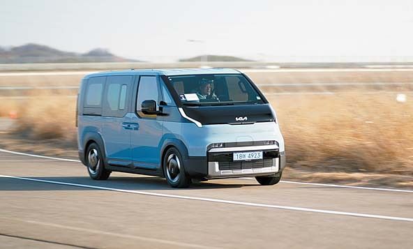 다양한 시험로에서 무난한 주행성능을 입증한 기아 PV5. 