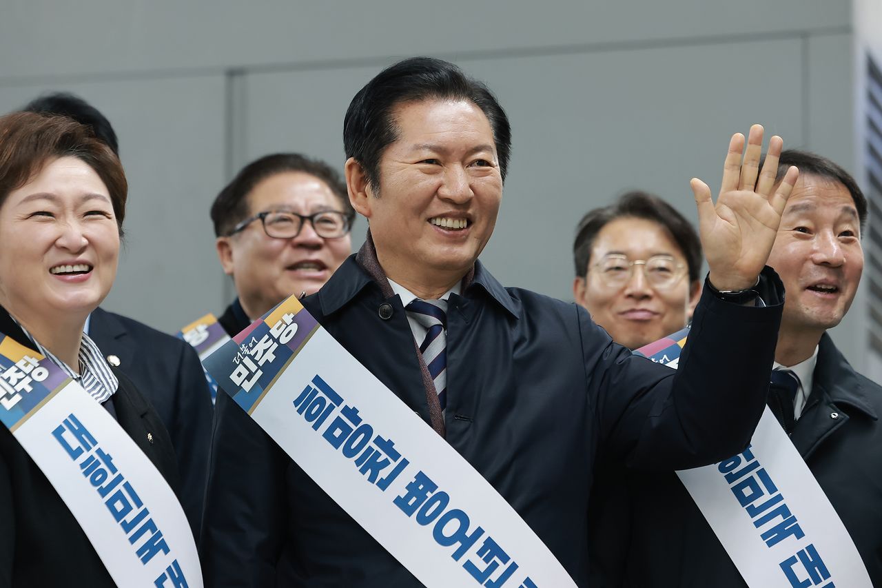 더불어민주당 정청래 대표와 한병도 원내대표를 비롯한 지도부가 13일 서울 용산역에서 귀성 인사를 하고 있다. 임현동 기자