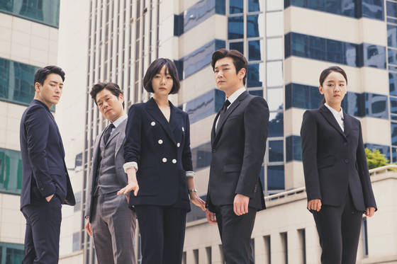 tvN 드라마 '비밀의 숲'. 맨 왼쪽이 이준혁, 맨 오른쪽이 신혜선이다. 사진 tvN