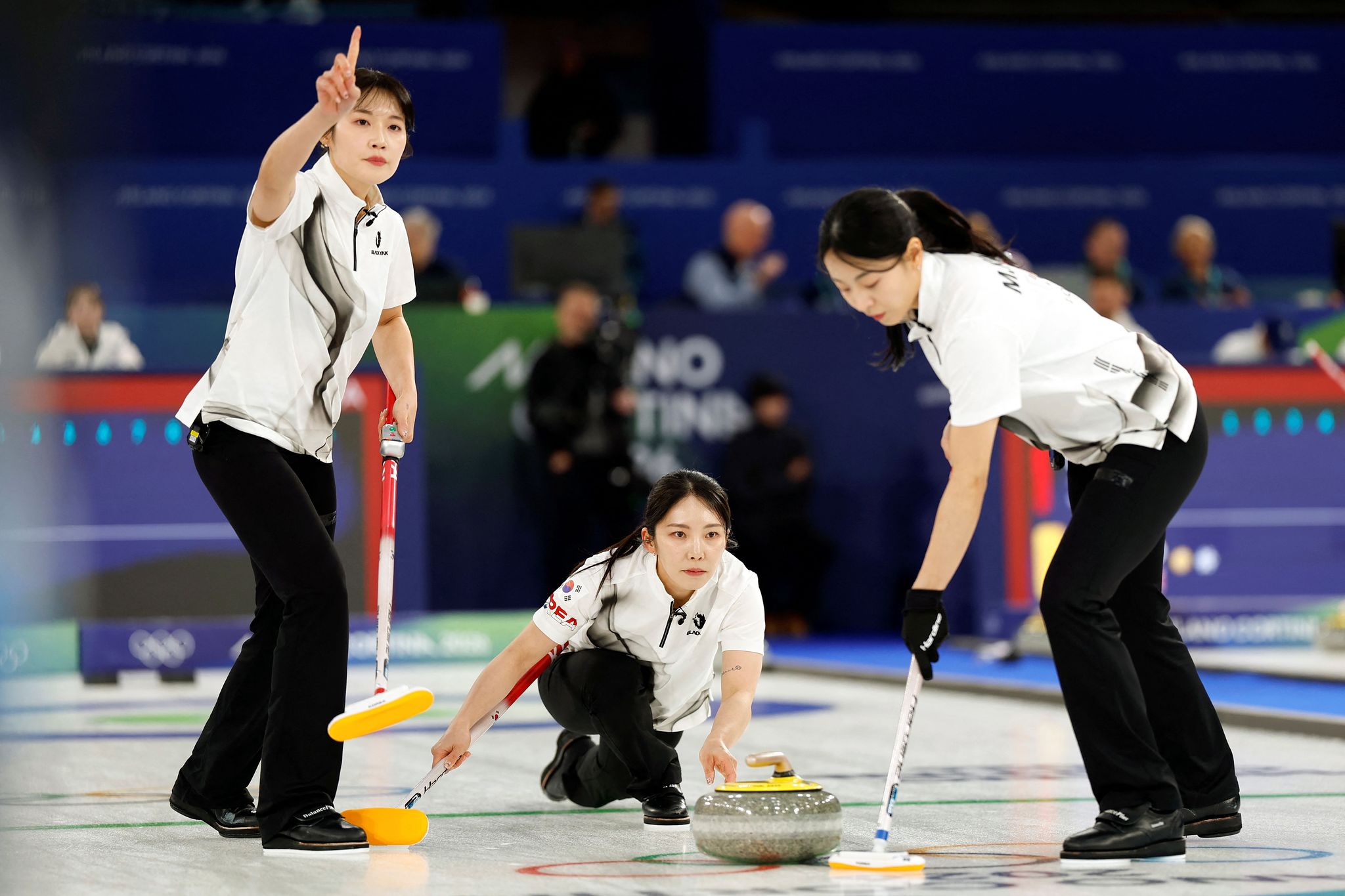 한국의 설예은, 김수지, 김민지가 2026 밀라노·코르티나 동계올림픽 코르티나 암페초 컬링 올림픽 경기장에서 열린 여자 컬링 라운드로빈 이탈리아-한국 경기에서 경기를 펼치고 있다. AFP=연합뉴스