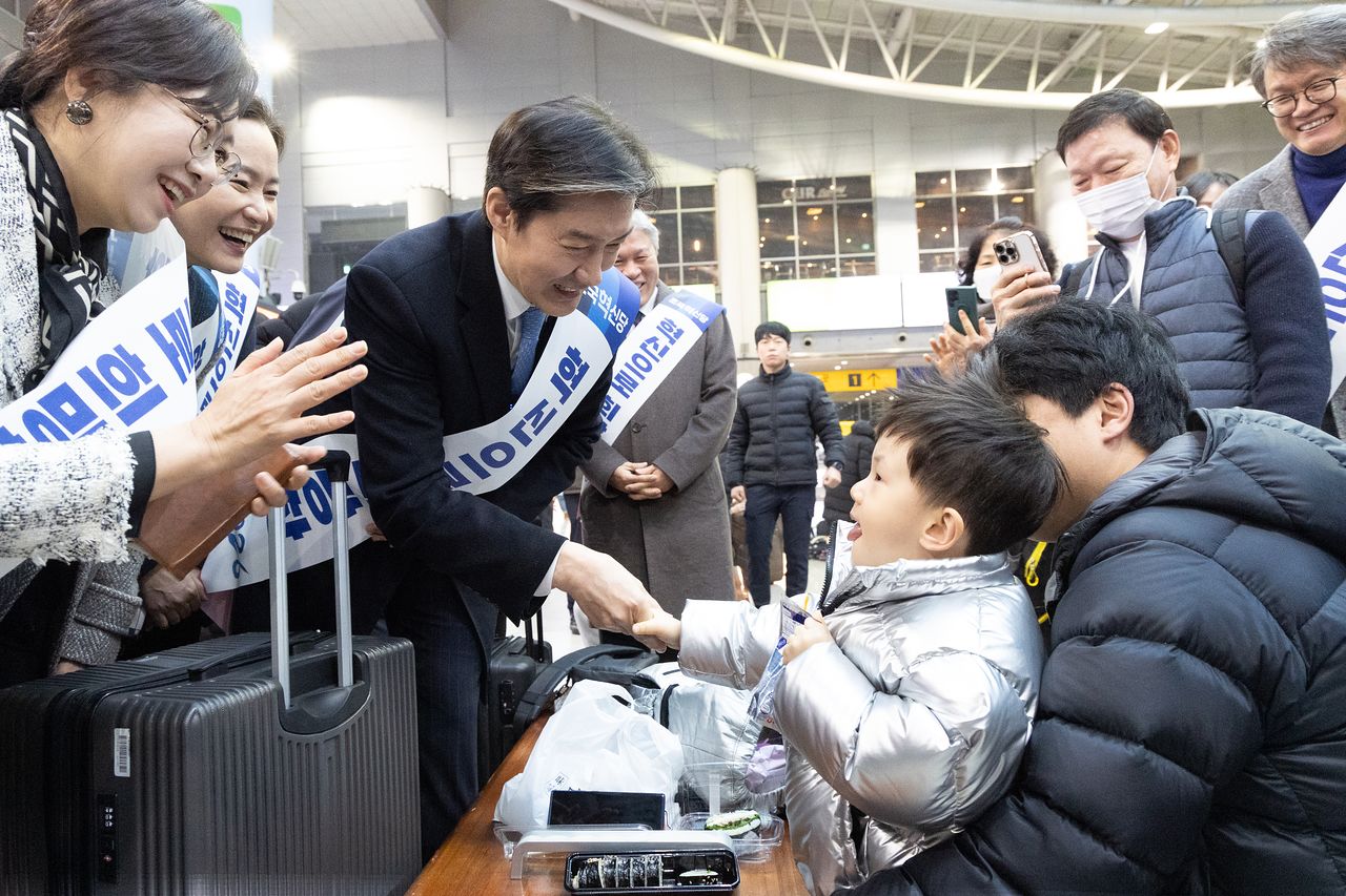 조국 조국혁신당 대표를 비롯한 지도부가 13일 서울 용산역에서 설 귀성 인사를 하고 있다. 뉴스1