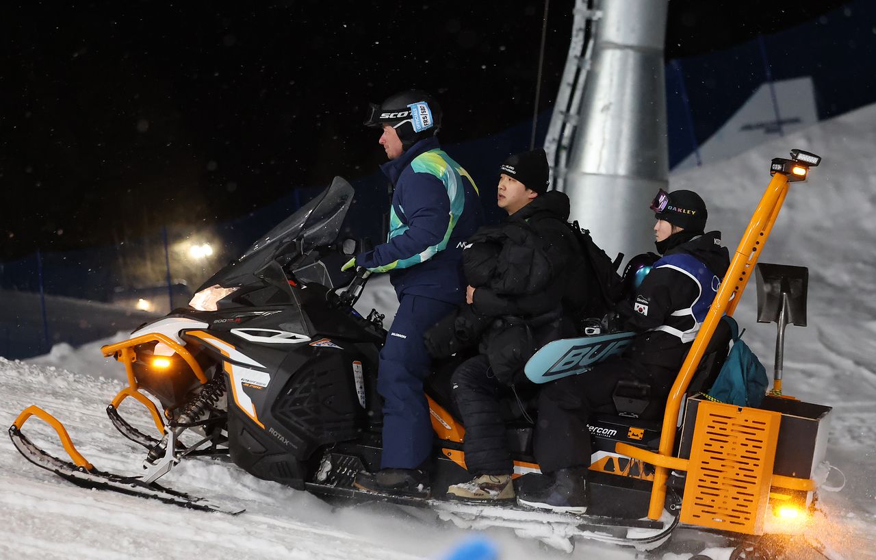 (리비뇨=뉴스1) 김진환 기자 = 스노보드 최가온이 12일(현지시간) 이탈리아 리비뇨 스노파크에서 열린 2026 밀라노·코르티나담페초 동계올림픽 스노보드 여자 하프파이프 결승 1차전 경기 도중 추락해 의료진의 조치를 받은 뒤 이동하고 있다. 2026.2.13/뉴스1