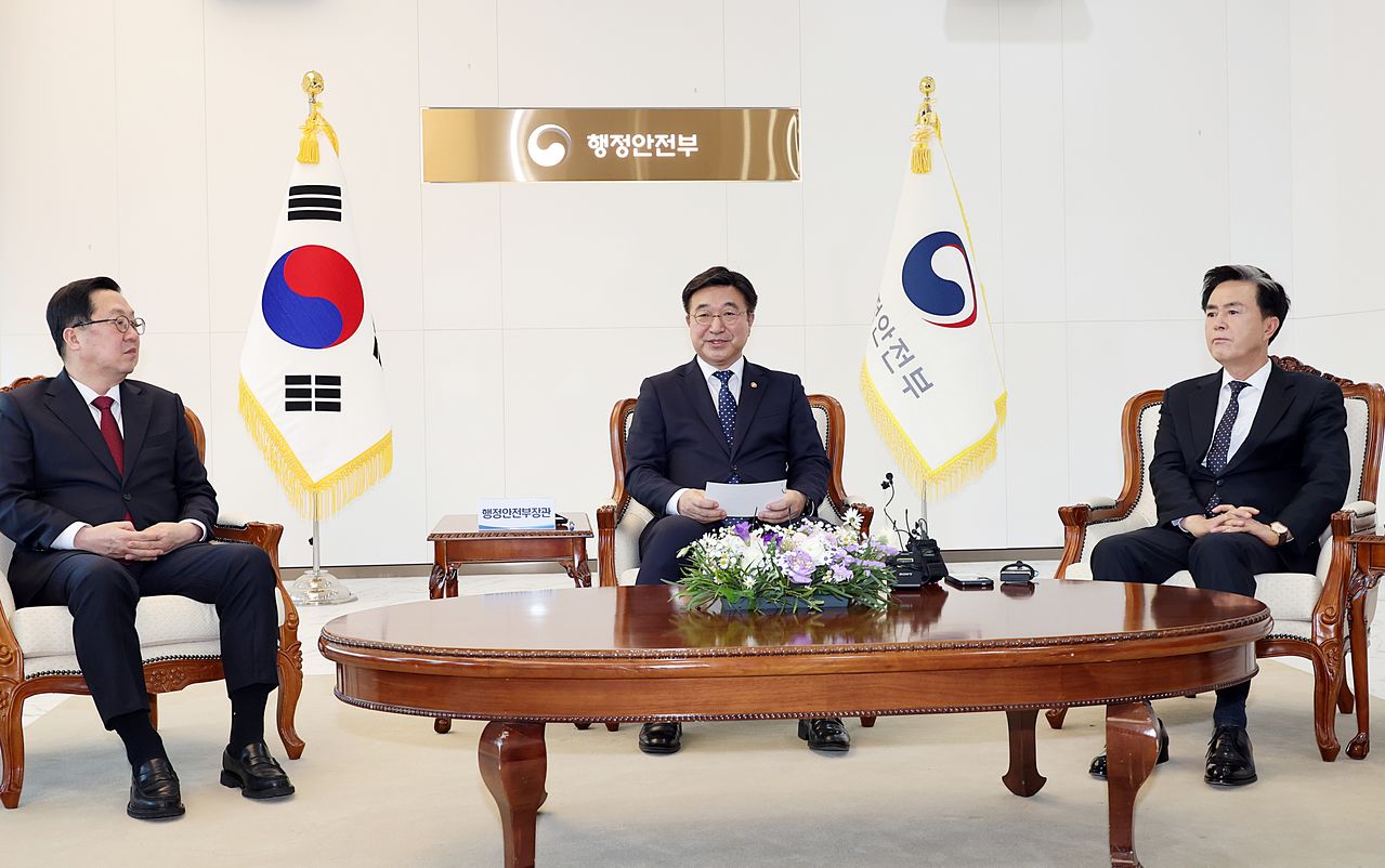 윤호중 행정안전부 장관(가운데)과 이장우 대전시장(왼쪽), 김태흠 충남도지사가 지난 6일 오후 정부세종청사에서 충남-대전 행정통합 관련 주요 현안을 논의하기 위한 면담을 하고 있다. 뉴스1
