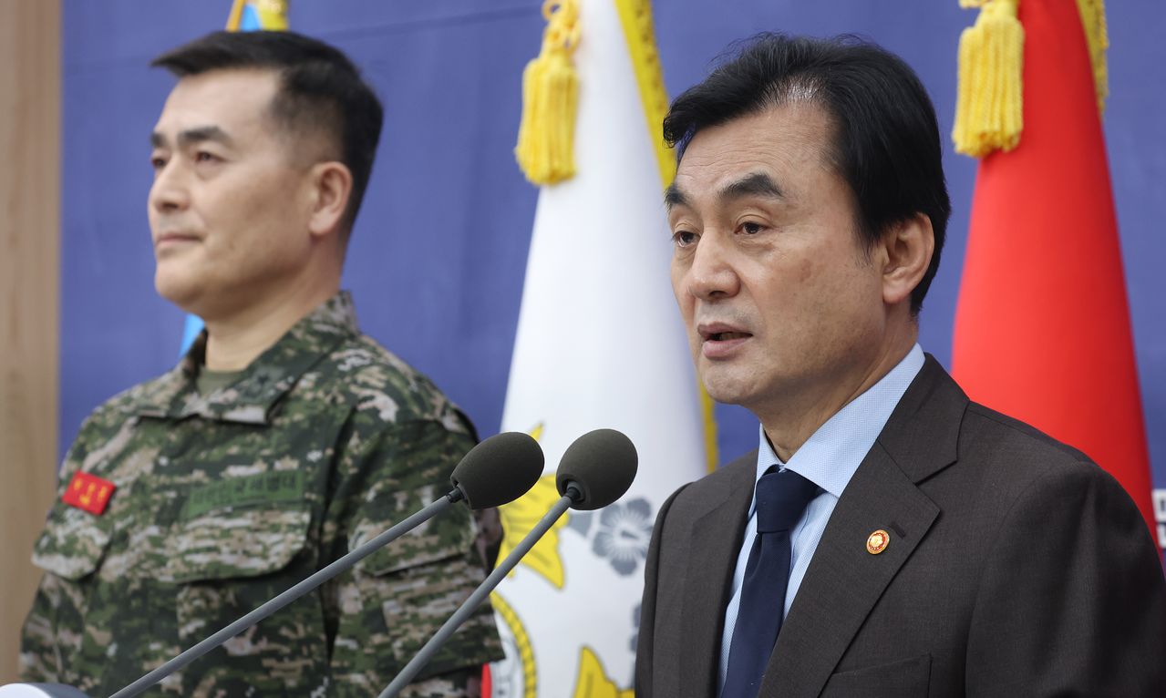 안규백 국방부 장관과 박정훈 국방부 조사본부장 직무대리가 12일 서울 용산구 국방부 브리핑룸에서 국방부 헌법존중 정부혁신 TF 활동결과 발표를 하고 있다. 뉴스1