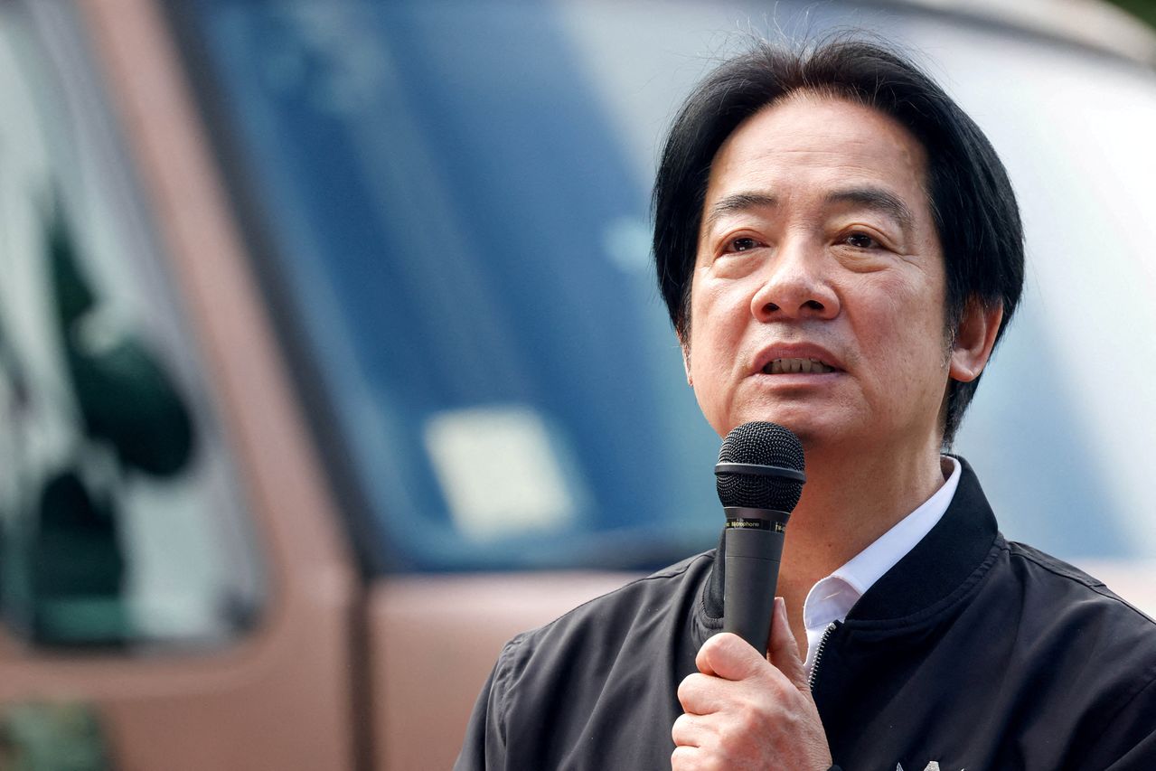 라이칭더 대만 총통이 지난해 12월 2일(현지시간) 대만 이란(Louang Te Industrial Parks Service Center)에서 예비군 훈련을 참관하며 대만산 ‘허머 2(Hummer 2)’ 드론 운용 상황을 점검한 뒤 연설하고 있다.. 로이터=연합뉴스