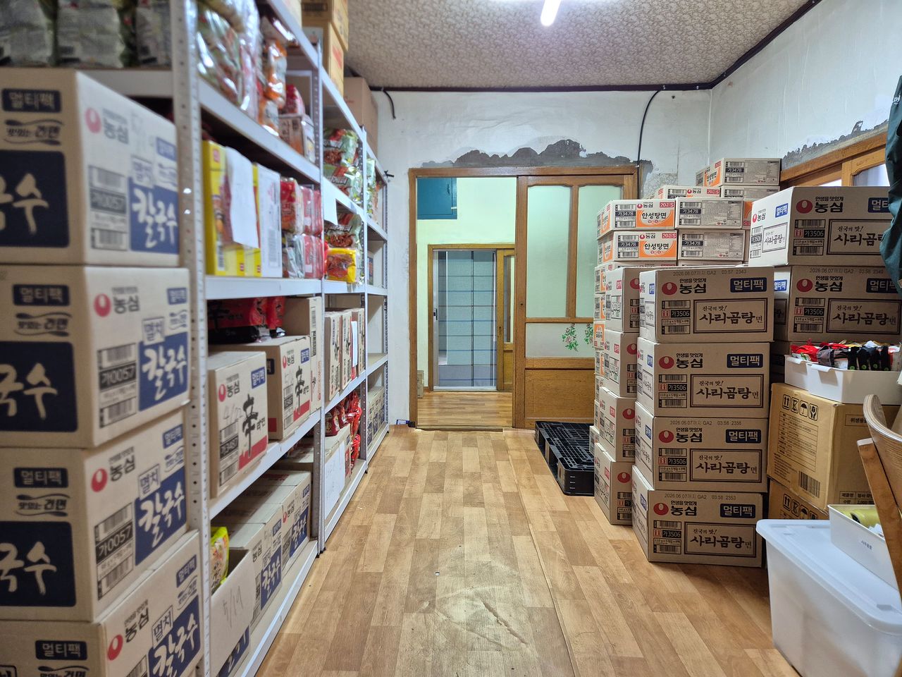 지난 10일 부산 동구 공공 라면카페 끼리라면 내부에 개인과 기관 등이 지원한 라면이 종류별, 소비기한별로 분류돼 쌓여있다. 끼리라면은 후원으로 운영된다. 김민주 기자