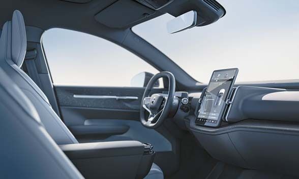 SKT와 공동 개발한 인포테인먼트를 탑재, 내비게이션, 누구(NUGU), 플로(FLO)를 음성으로 제어가능한 볼보 EX30.