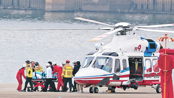 부산 방문 일정 중 흉기에 피습된 더불어민주당 이재명 대표가 2024년 1월 2일 서울 용산구 노들섬 헬기장에서 서울대병원으로 이송되고 있다. 연합뉴스