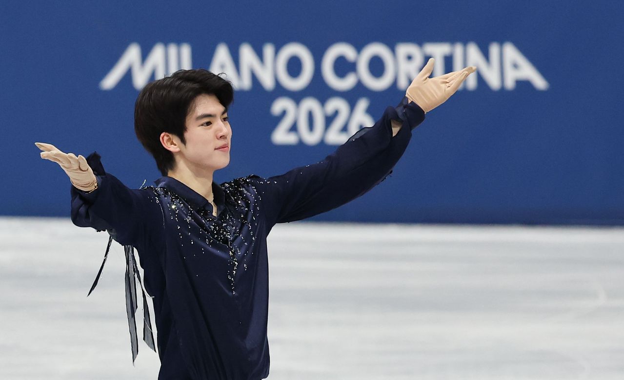 피겨 차준환이 10일(현지시간) 이탈리아 밀라노 아이스 스케이팅 아레나에서 열린 2026 밀라노 코르티나담페초 동계 올림픽 피겨스케이팅 남자 싱글 쇼트프로그램에 출전해 연기를 마친 뒤 관중에게 인사하고 있다. 김종호 기자