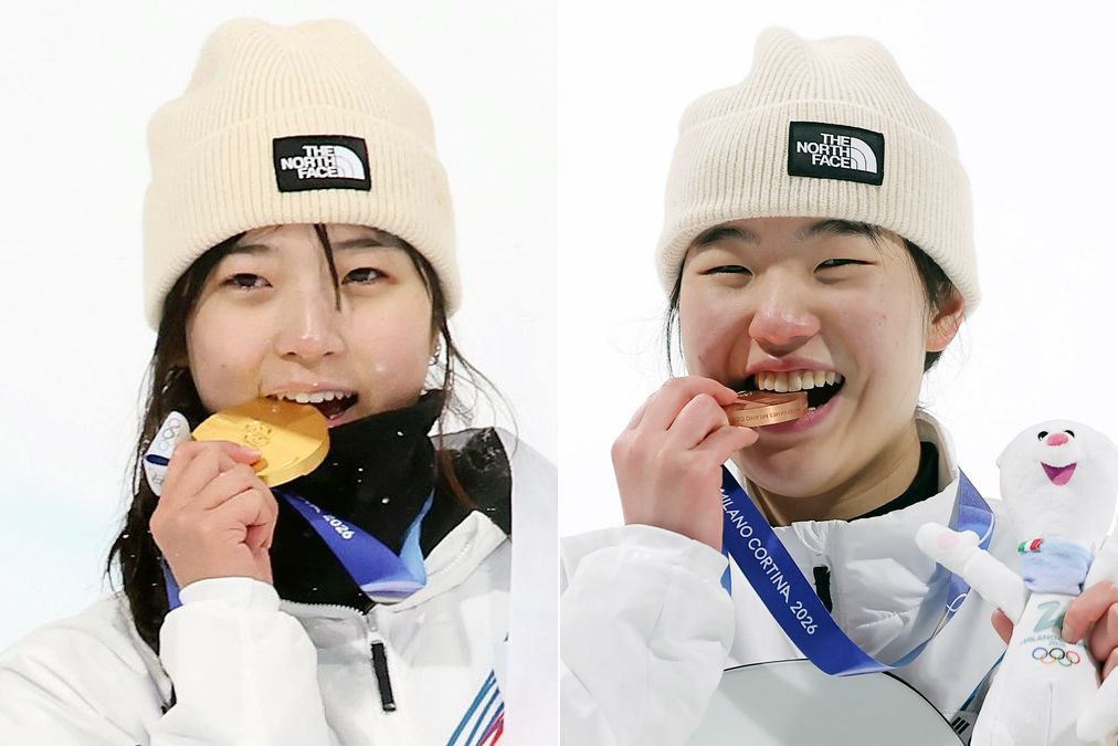 메달을 깨물어보는 최가온(하프파이프·왼쪽)과 유승은(빅에어). 뉴스1