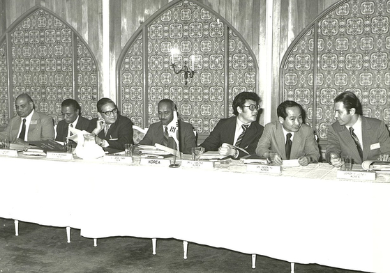 1974년 말레이시아 쿠알라룸푸르에서 열린 공기업 국제 심포지엄. 인도 연구팀의 라마스와미 교수를 가장 왼쪽에서 볼 수 있다. 오른쪽부터 한국 연구팀의 리로이 존스 미국 보스턴대 교수, 유훈 서울대 행정대학원 교수, 필자. [사진 사공일]