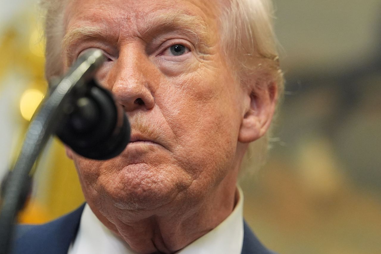 도널드 트럼프 대통령이 12일(현지시간) 워싱턴 백악관에서 열린 환경보호청(EPA)의 온실가스 규제 중단 발표 행사에서 기자의 질문에 답하고 있다. AP=연합뉴스