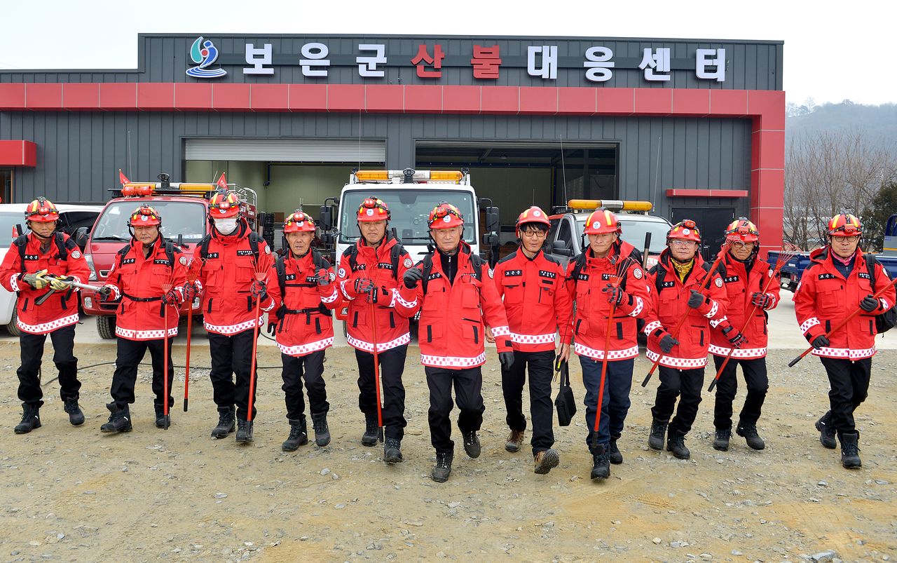 지난 11일 충북 보은군 보은읍 어암리에 있는 산불대응센터에서 대원들이 순찰 투입 전 센터 앞에 집결해 있다. 김성태 객원기자