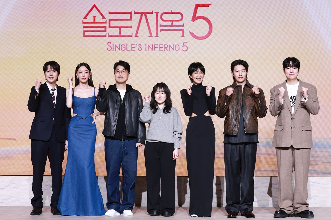 지난 달 서울 마포구 호텔 나루 서울 엠갤러리에서 열린 넷플릭스 연애 예능프로그램 '솔로지옥' 시즌5 제작발표회에서 PD와 패널 출연진이 포즈를 취하고 있다. 왼쪽부터 규현, 이다희, 김재원 PD, 박수지 PD, 홍진경, 덱스, 한해. [사진 연합뉴스]