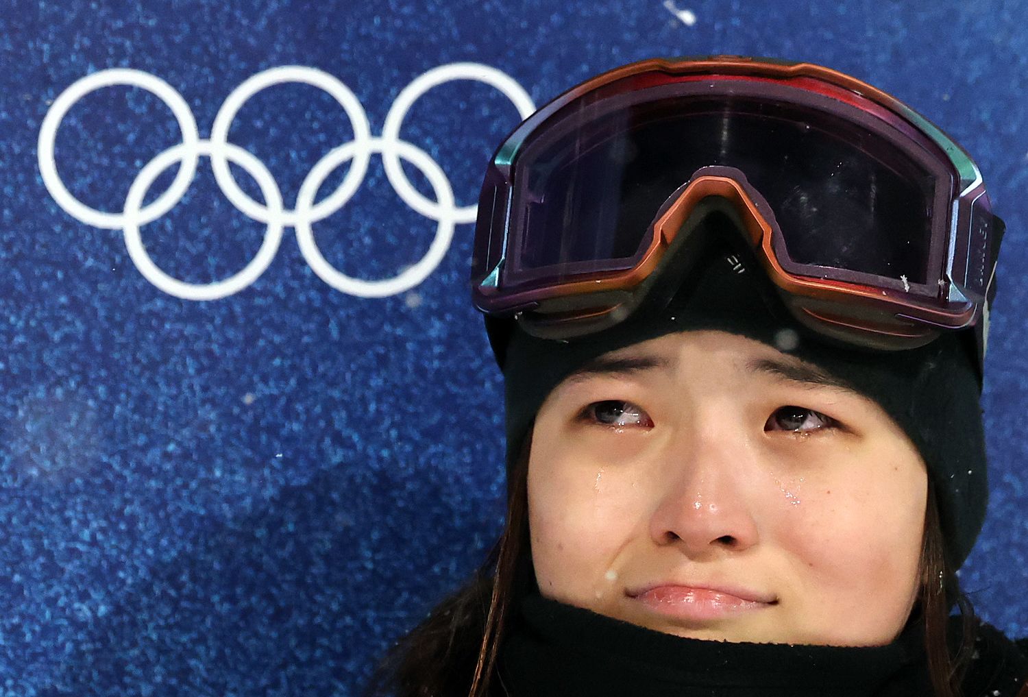 스노보드 최가온이 12일(현지시간) 이탈리아 리비뇨 스노파크에서 열린 2026 밀라노·코르티나담페초 동계올림픽 스노보드 여자 하프파이프 결선 3차전 경기를 마친 뒤 눈물을 흘리고 있다. 뉴스1