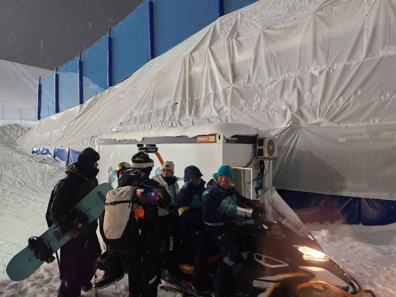 최가온의 부모님이 12일 경기를 마치고 딸 최가온의 몸 상태를 확인하고 있다. 고봉준 기자