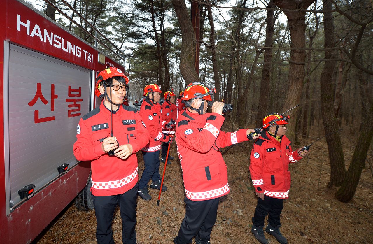 보은산불대응센터 손동진 상황실장(왼쪽 첫번째)과 황종하 반장(왼쪽 두번째)이 대원들에게 진화 현장 대응을 위한 모의 훈련을 하고 있다. 김성태 객원기자